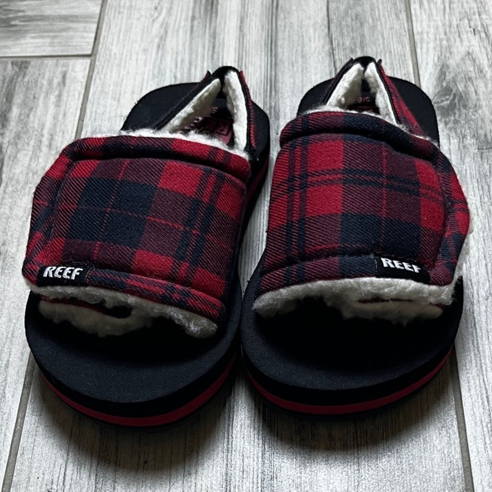 Reef Black and Red Plaid Slippers| size: 5/6